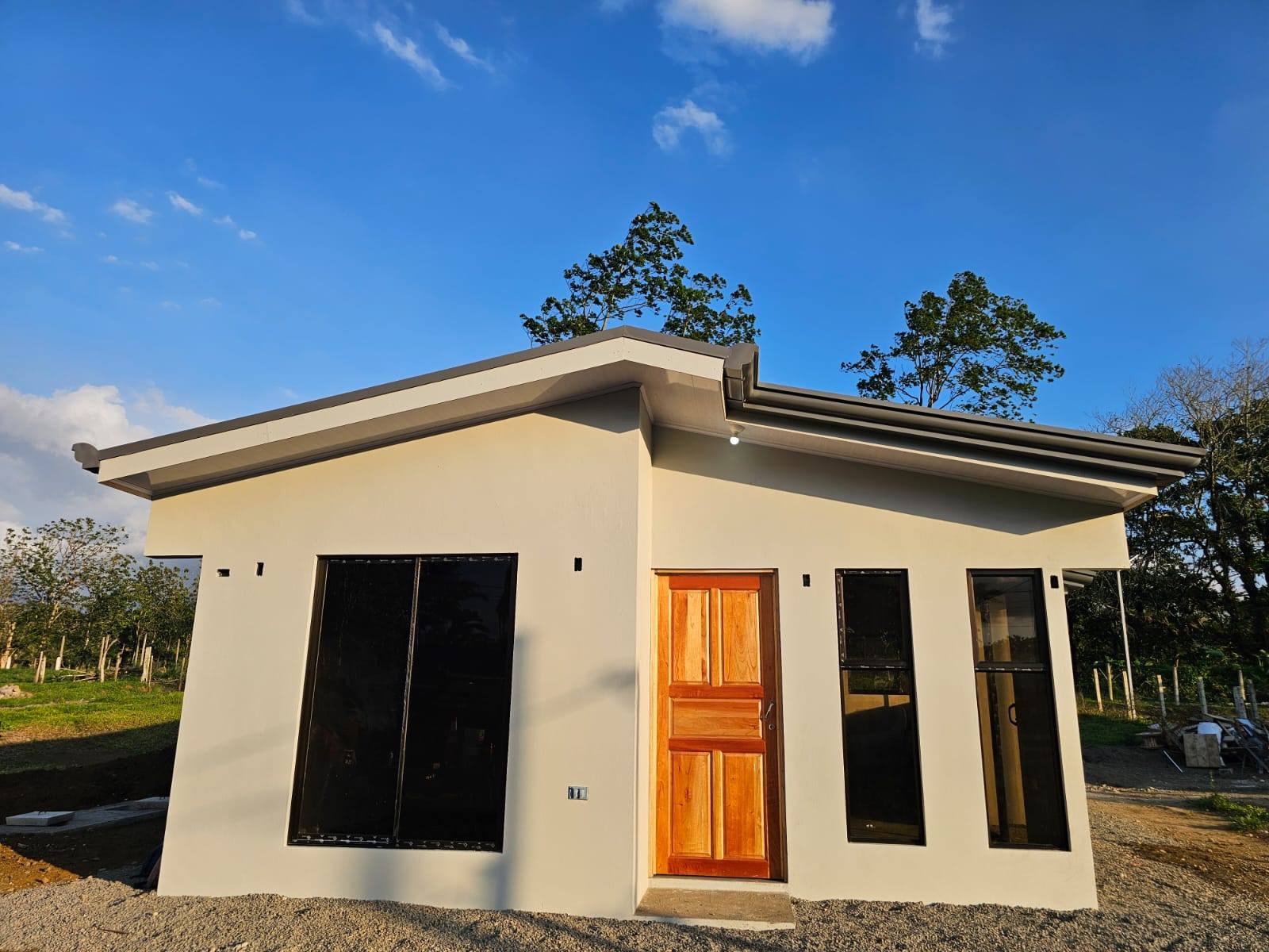 Casa con puerta de madera